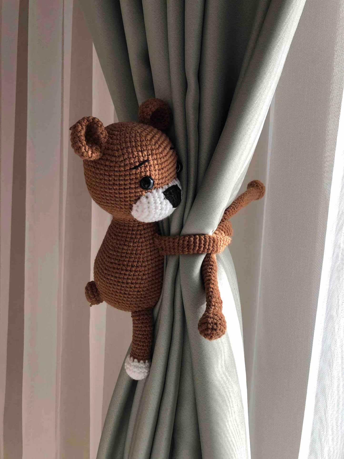 Teddybär Amigurumi Vorhang Krawatte | Bär Amigurumi Vorhanghalter, Amigurumi Bär, Häkelvorhanghalter, Kinderspielzeug, Bär gehäkelt, Teddyspielzeug